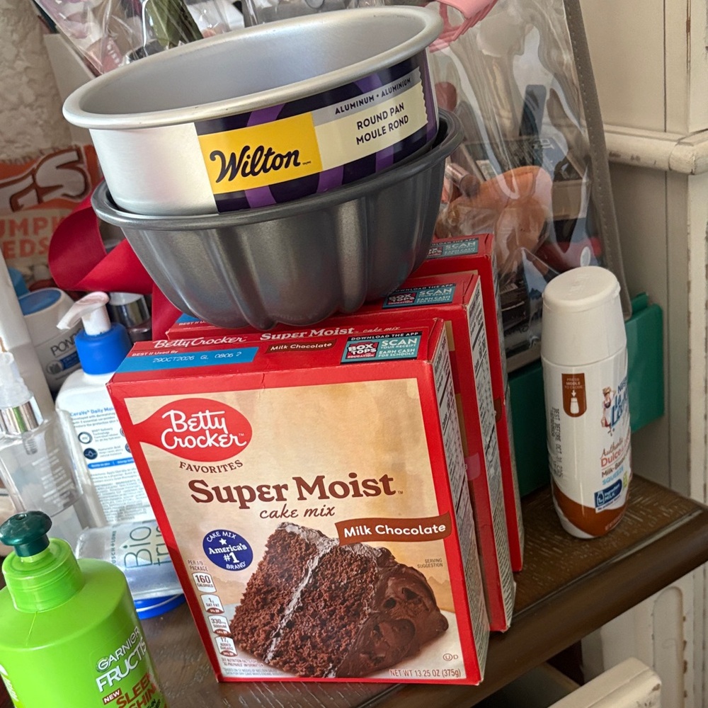 Wilton Aluminum Round and Fluted Cake Pan Set - Silver